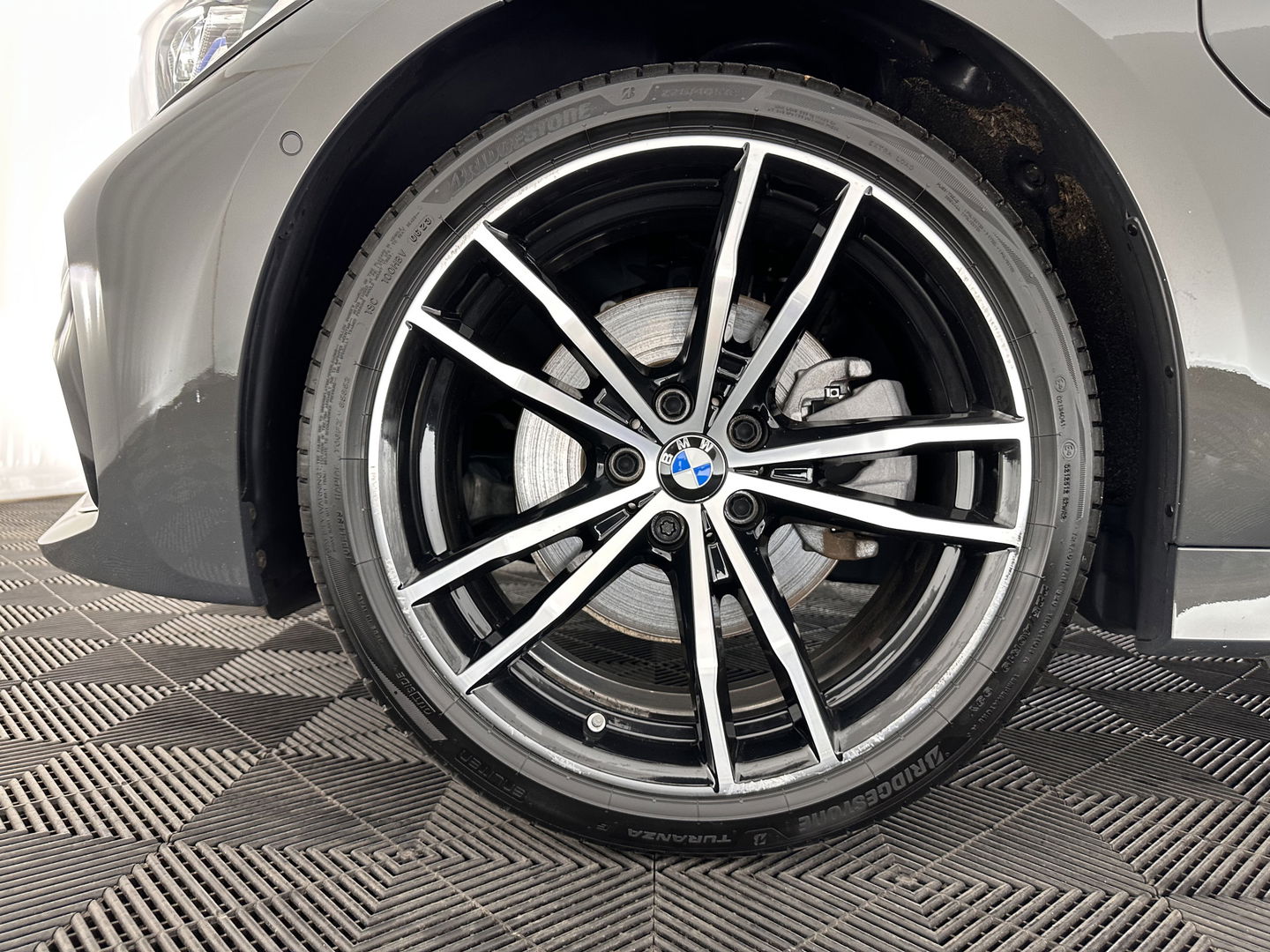BMW 3-serie 320e Business Edition Plus (INCL.BTW) *PANO | LASER-LIGHT | FULL-LEATHER | ADAPTIVE-CRUISE | CAMERA | SPORT/HEATED-SEATS | DIGI-COCKPIT | KEYLESS | HIFI-SOUND | AMBIENT-LIGHT | DAB+ | NAVI-FULLMAP | 19''ALU*