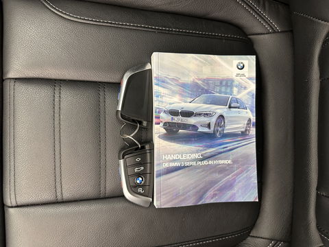 BMW 3-serie 320e Business Edition Plus (INCL.BTW) *PANO | LASER-LIGHT | FULL-LEATHER | ADAPTIVE-CRUISE | CAMERA | SPORT/HEATED-SEATS | DIGI-COCKPIT | KEYLESS | HIFI-SOUND | AMBIENT-LIGHT | DAB+ | NAVI-FULLMAP | 19''ALU*
