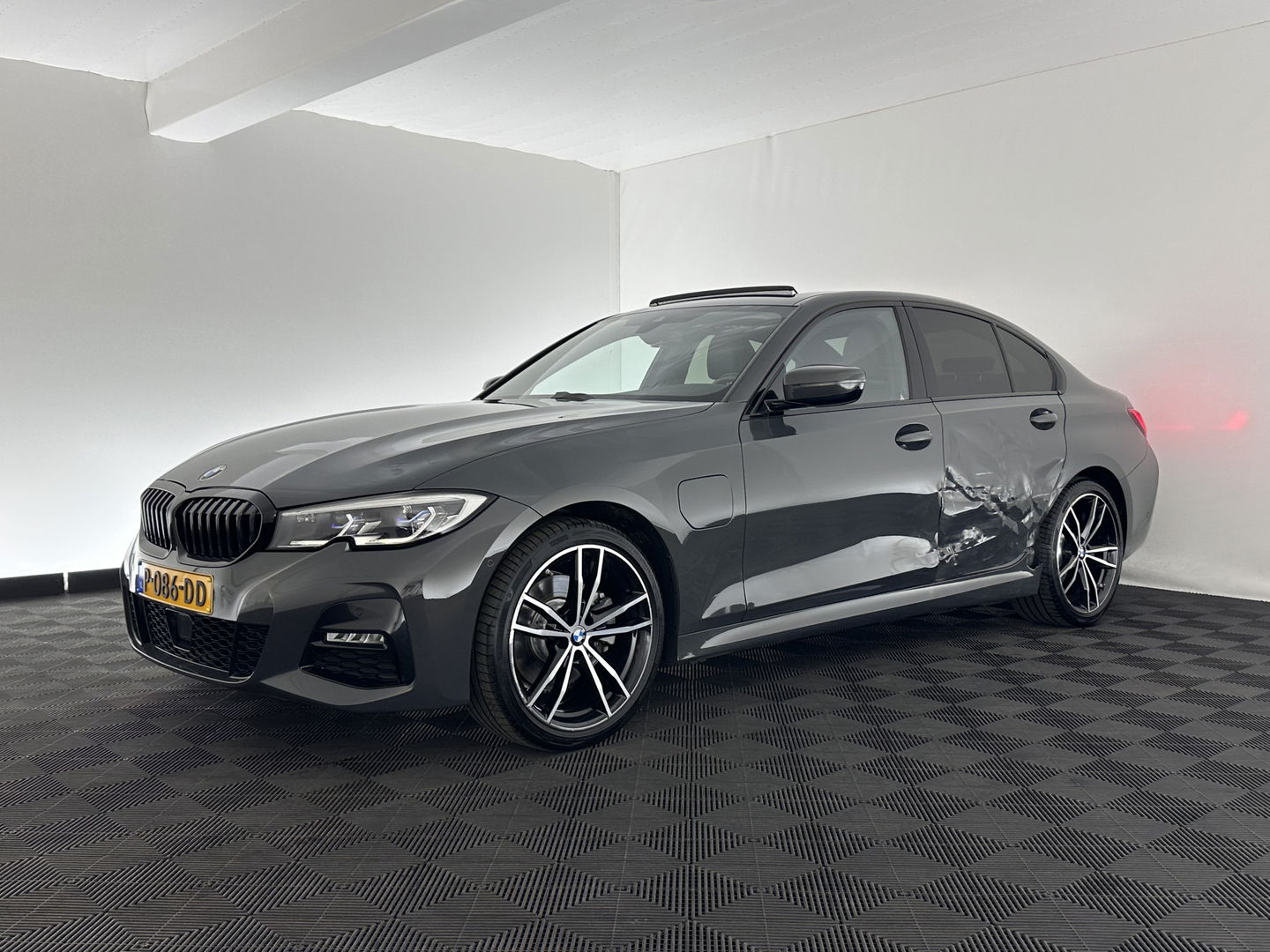 BMW 3-serie 320e Business Edition Plus (INCL.BTW) *PANO | LASER-LIGHT | FULL-LEATHER | ADAPTIVE-CRUISE | CAMERA | SPORT/HEATED-SEATS | DIGI-COCKPIT | KEYLESS | HIFI-SOUND | AMBIENT-LIGHT | DAB+ | NAVI-FULLMAP | 19''ALU*