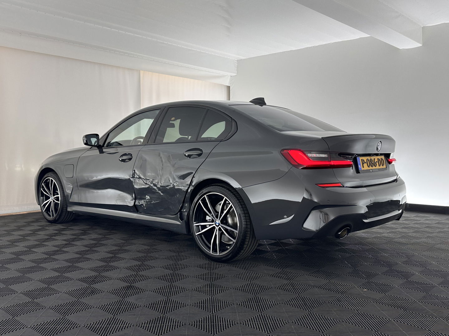 BMW 3-serie 320e Business Edition Plus (INCL.BTW) *PANO | LASER-LIGHT | FULL-LEATHER | ADAPTIVE-CRUISE | CAMERA | SPORT/HEATED-SEATS | DIGI-COCKPIT | KEYLESS | HIFI-SOUND | AMBIENT-LIGHT | DAB+ | NAVI-FULLMAP | 19''ALU*