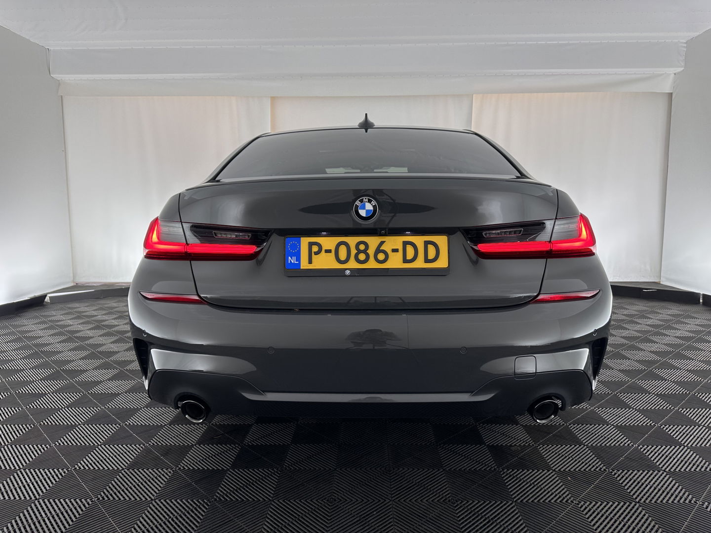 BMW 3-serie 320e Business Edition Plus (INCL.BTW) *PANO | LASER-LIGHT | FULL-LEATHER | ADAPTIVE-CRUISE | CAMERA | SPORT/HEATED-SEATS | DIGI-COCKPIT | KEYLESS | HIFI-SOUND | AMBIENT-LIGHT | DAB+ | NAVI-FULLMAP | 19''ALU*
