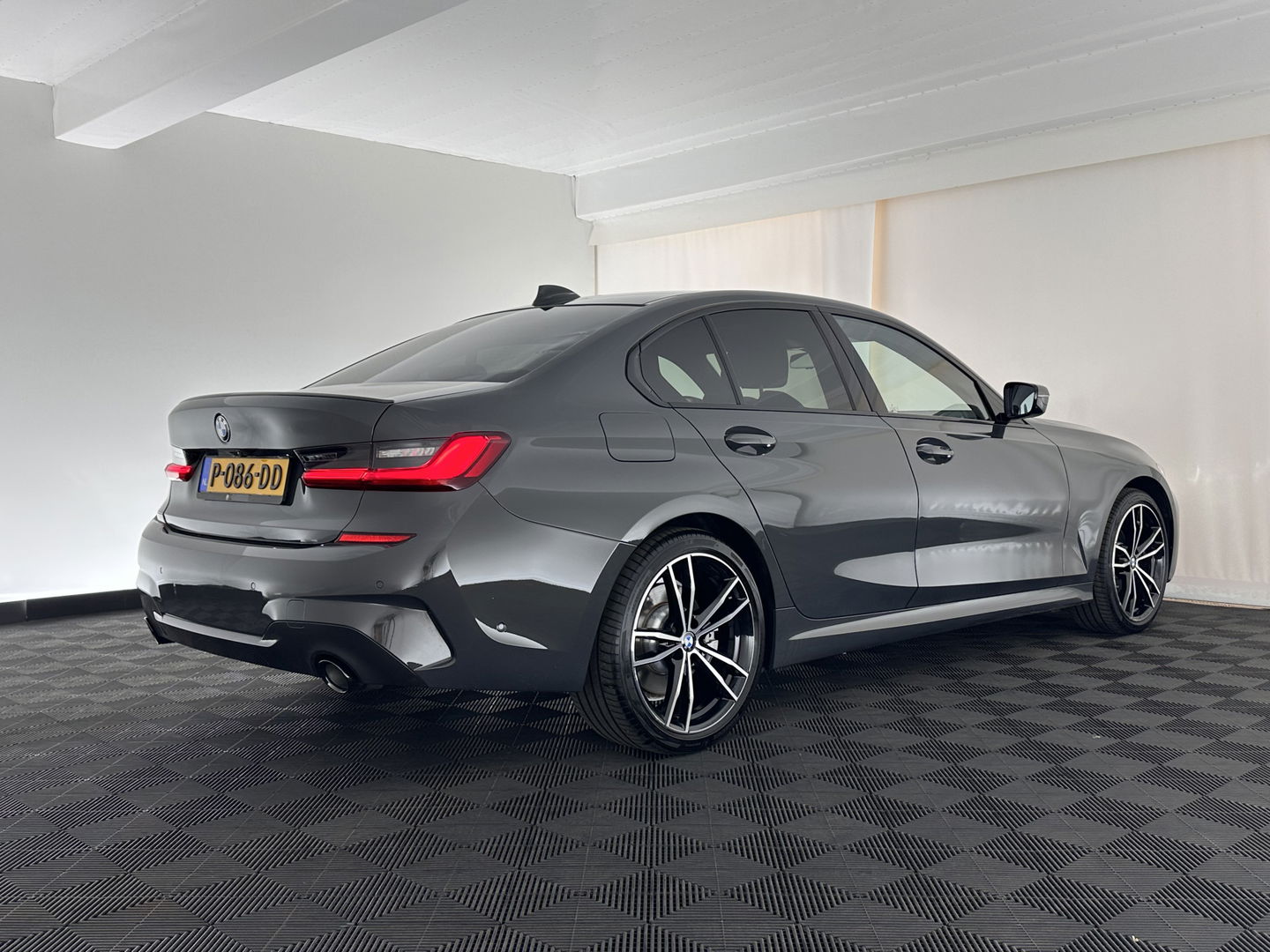 BMW 3-serie 320e Business Edition Plus (INCL.BTW) *PANO | LASER-LIGHT | FULL-LEATHER | ADAPTIVE-CRUISE | CAMERA | SPORT/HEATED-SEATS | DIGI-COCKPIT | KEYLESS | HIFI-SOUND | AMBIENT-LIGHT | DAB+ | NAVI-FULLMAP | 19''ALU*