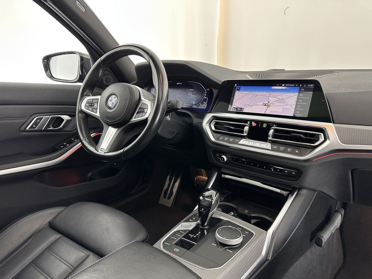 BMW 3-serie 320e Business Edition Plus (INCL.BTW) *PANO | LASER-LIGHT | FULL-LEATHER | ADAPTIVE-CRUISE | CAMERA | SPORT/HEATED-SEATS | DIGI-COCKPIT | KEYLESS | HIFI-SOUND | AMBIENT-LIGHT | DAB+ | NAVI-FULLMAP | 19''ALU*