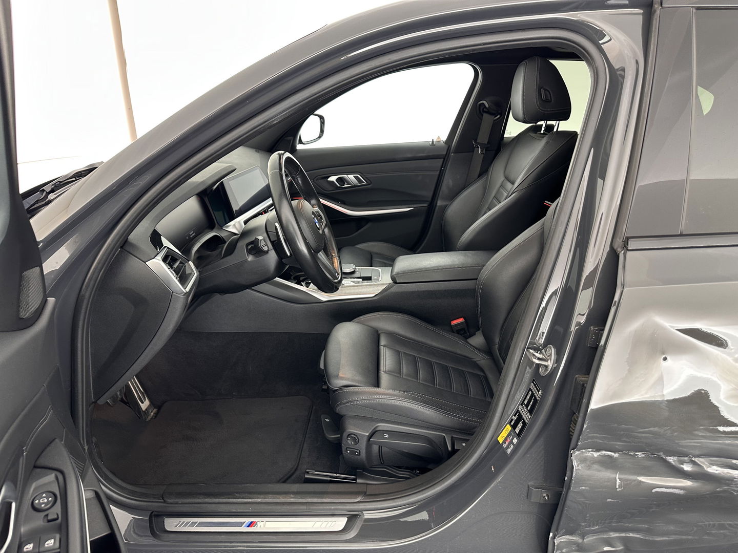 BMW 3-serie 320e Business Edition Plus (INCL.BTW) *PANO | LASER-LIGHT | FULL-LEATHER | ADAPTIVE-CRUISE | CAMERA | SPORT/HEATED-SEATS | DIGI-COCKPIT | KEYLESS | HIFI-SOUND | AMBIENT-LIGHT | DAB+ | NAVI-FULLMAP | 19''ALU*