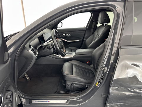 BMW 3-serie 320e Business Edition Plus (INCL.BTW) *PANO | LASER-LIGHT | FULL-LEATHER | ADAPTIVE-CRUISE | CAMERA | SPORT/HEATED-SEATS | DIGI-COCKPIT | KEYLESS | HIFI-SOUND | AMBIENT-LIGHT | DAB+ | NAVI-FULLMAP | 19''ALU*