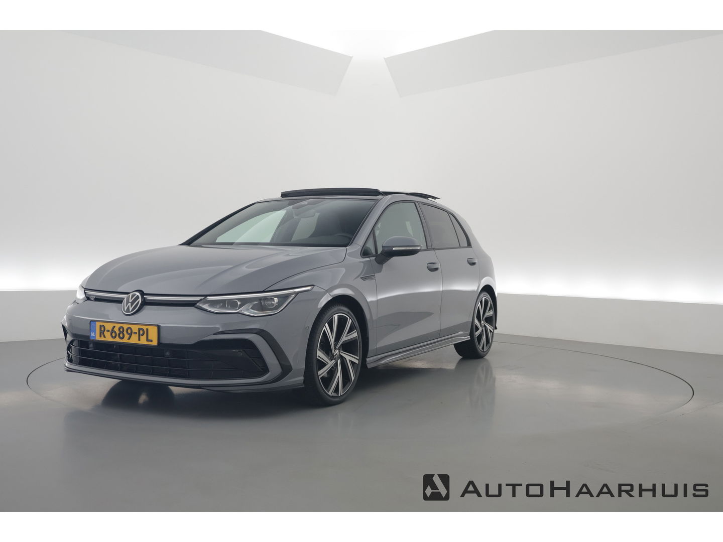 Volkswagen Golf 1.5 eTSI R-Line | Pano | Camera | IQ. Light | Dodehoekdet. | Carplay & Android Auto | Keyless