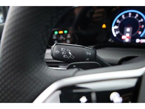 Volkswagen Golf 1.5 eTSI R-Line | Pano | Camera | IQ. Light | Dodehoekdet. | Carplay & Android Auto | Keyless