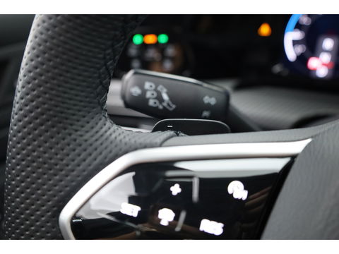 Volkswagen Golf 1.5 eTSI R-Line | Pano | Camera | IQ. Light | Dodehoekdet. | Carplay & Android Auto | Keyless
