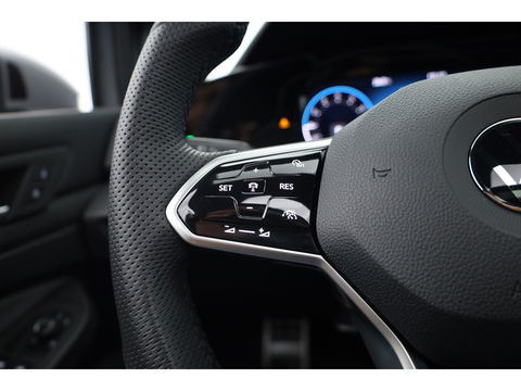 Volkswagen Golf 1.5 eTSI R-Line | Pano | Camera | IQ. Light | Dodehoekdet. | Carplay & Android Auto | Keyless