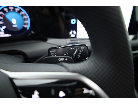 Volkswagen Golf 1.5 eTSI R-Line | Pano | Camera | IQ. Light | Dodehoekdet. | Carplay & Android Auto | Keyless