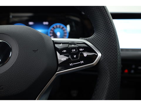 Volkswagen Golf 1.5 eTSI R-Line | Pano | Camera | IQ. Light | Dodehoekdet. | Carplay & Android Auto | Keyless