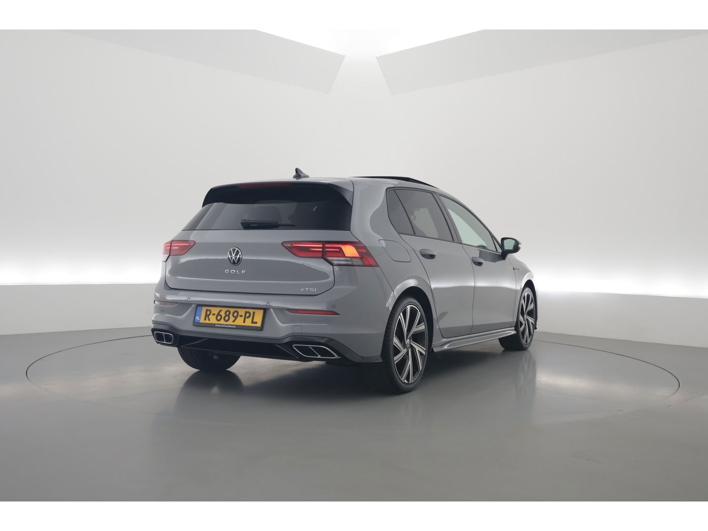 Volkswagen Golf 1.5 eTSI R-Line | Pano | Camera | IQ. Light | Dodehoekdet. | Carplay & Android Auto | Keyless