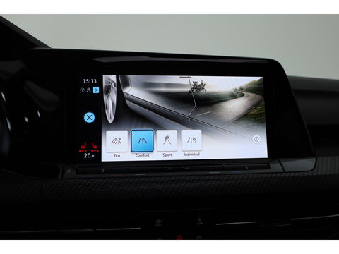 Volkswagen Golf 1.5 eTSI R-Line | Pano | Camera | IQ. Light | Dodehoekdet. | Carplay & Android Auto | Keyless