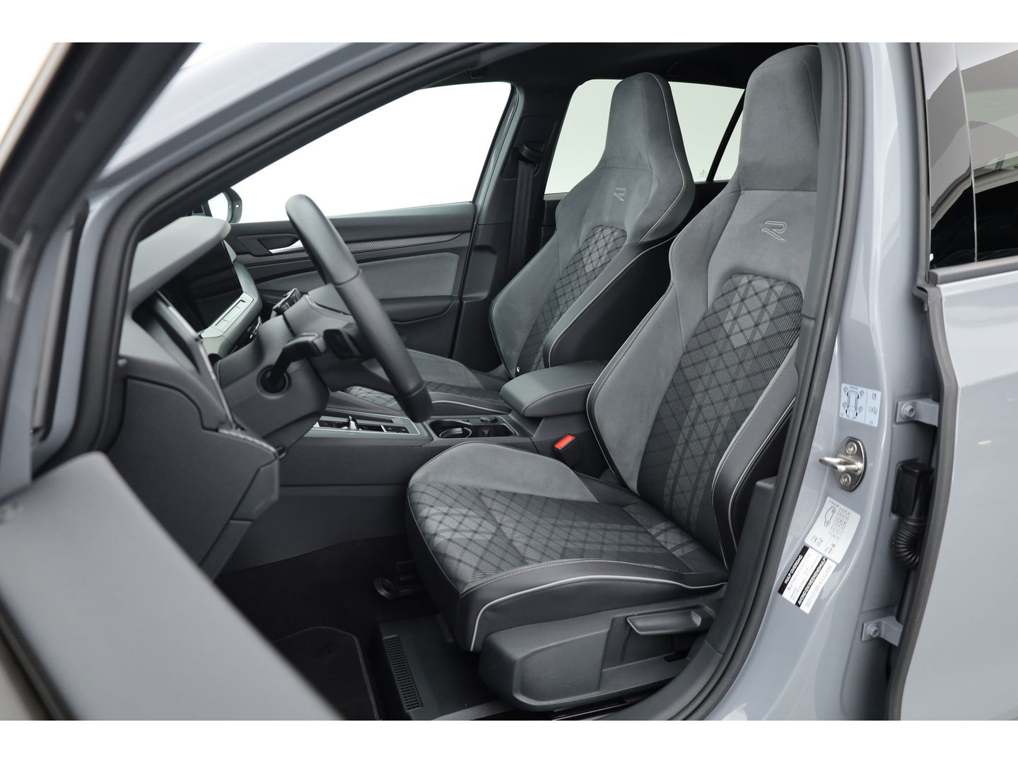 Volkswagen Golf 1.5 eTSI R-Line | Pano | Camera | IQ. Light | Dodehoekdet. | Carplay & Android Auto | Keyless