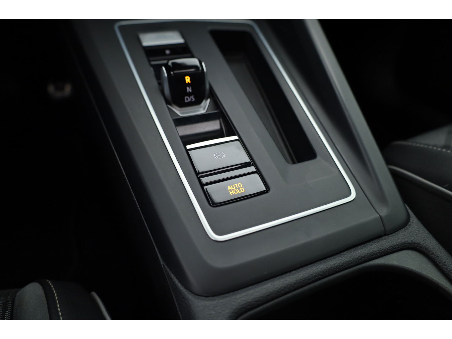 Volkswagen Golf 1.5 eTSI R-Line | Pano | Camera | IQ. Light | Dodehoekdet. | Carplay & Android Auto | Keyless