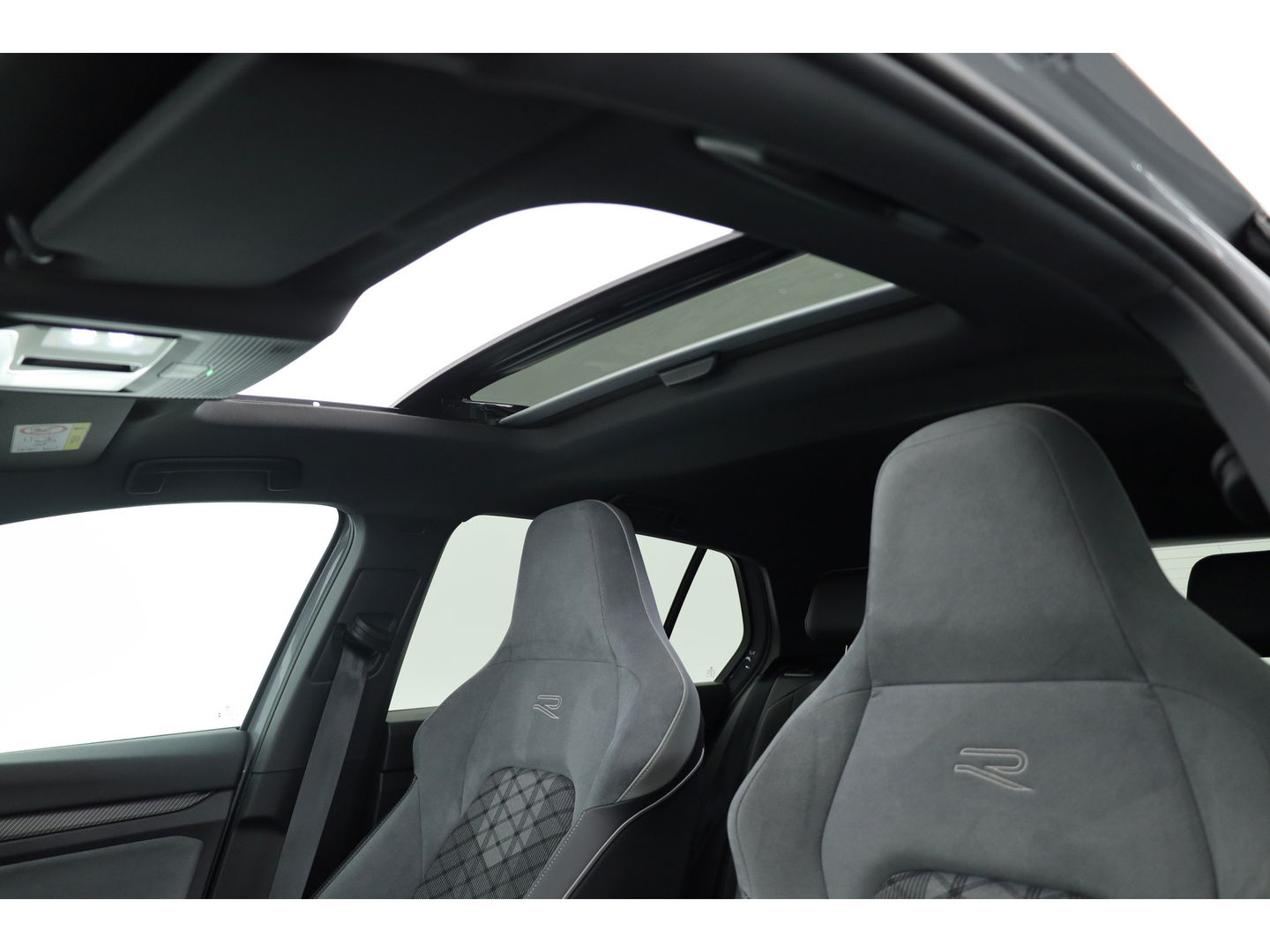 Volkswagen Golf 1.5 eTSI R-Line | Pano | Camera | IQ. Light | Dodehoekdet. | Carplay & Android Auto | Keyless