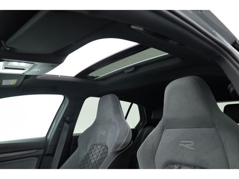 Volkswagen Golf 1.5 eTSI R-Line | Pano | Camera | IQ. Light | Dodehoekdet. | Carplay & Android Auto | Keyless