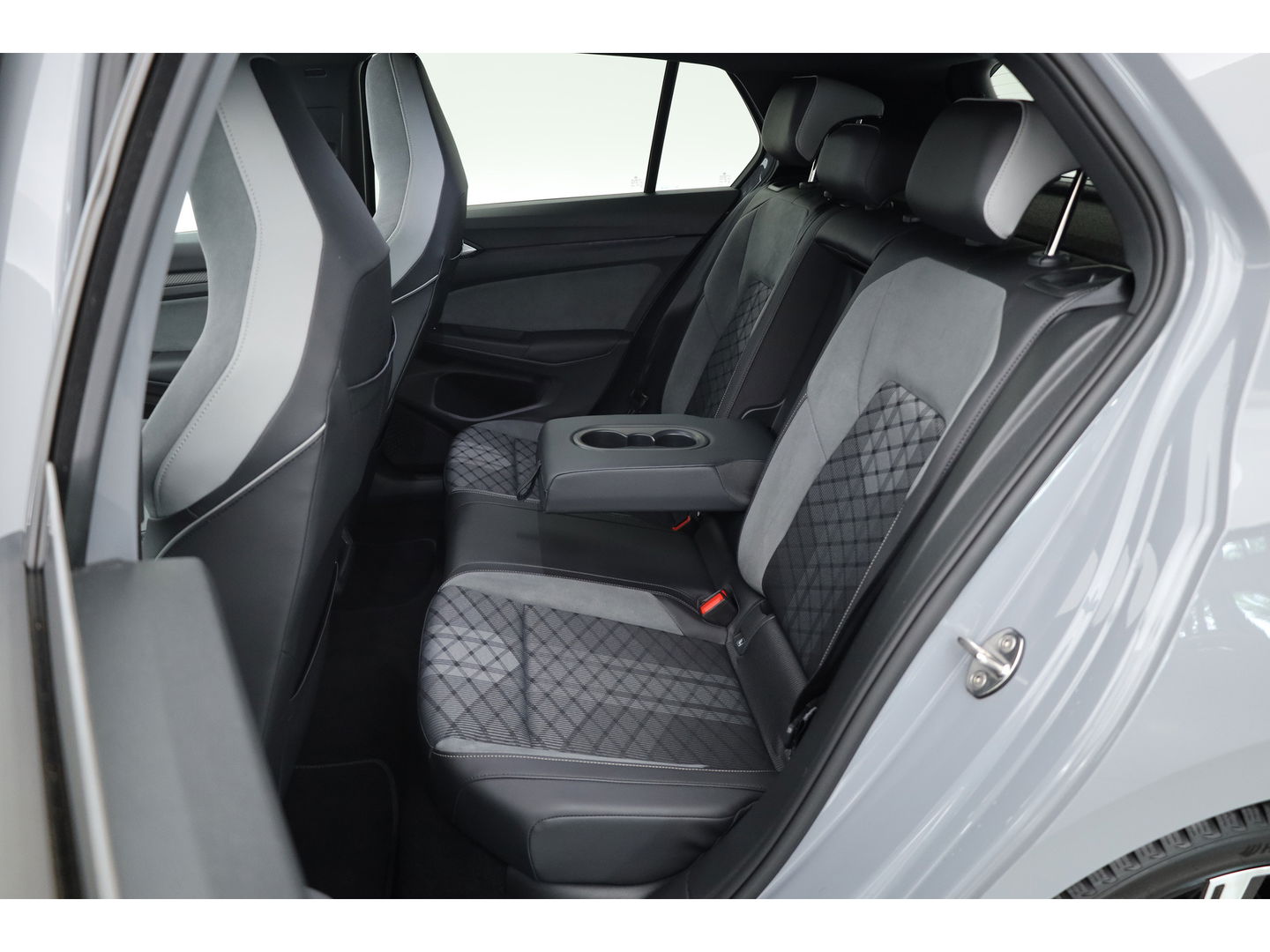 Volkswagen Golf 1.5 eTSI R-Line | Pano | Camera | IQ. Light | Dodehoekdet. | Carplay & Android Auto | Keyless