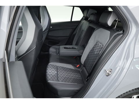 Volkswagen Golf 1.5 eTSI R-Line | Pano | Camera | IQ. Light | Dodehoekdet. | Carplay & Android Auto | Keyless
