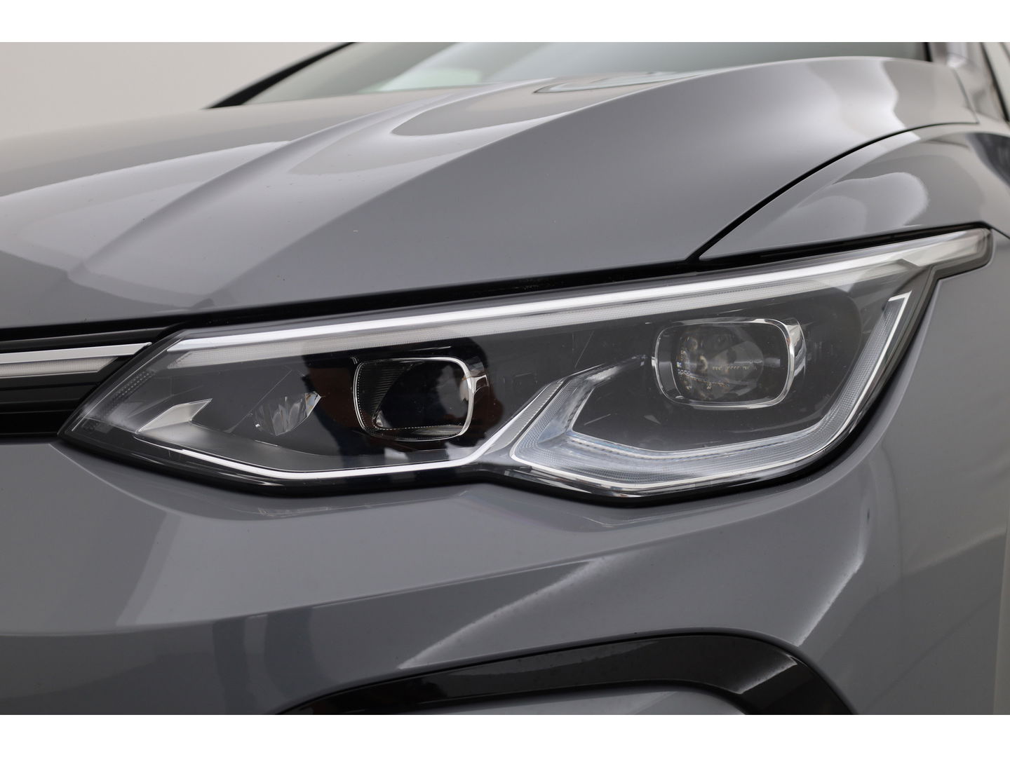 Volkswagen Golf 1.5 eTSI R-Line | Pano | Camera | IQ. Light | Dodehoekdet. | Carplay & Android Auto | Keyless
