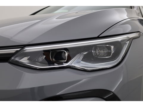Volkswagen Golf 1.5 eTSI R-Line | Pano | Camera | IQ. Light | Dodehoekdet. | Carplay & Android Auto | Keyless