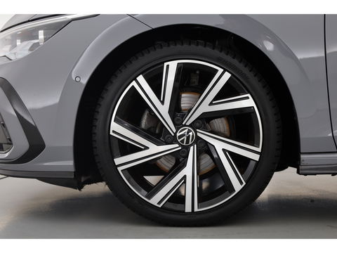 Volkswagen Golf 1.5 eTSI R-Line | Pano | Camera | IQ. Light | Dodehoekdet. | Carplay & Android Auto | Keyless