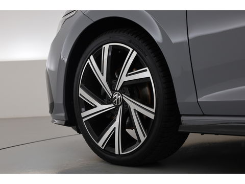 Volkswagen Golf 1.5 eTSI R-Line | Pano | Camera | IQ. Light | Dodehoekdet. | Carplay & Android Auto | Keyless