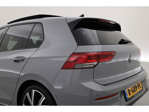 Volkswagen Golf 1.5 eTSI R-Line | Pano | Camera | IQ. Light | Dodehoekdet. | Carplay & Android Auto | Keyless