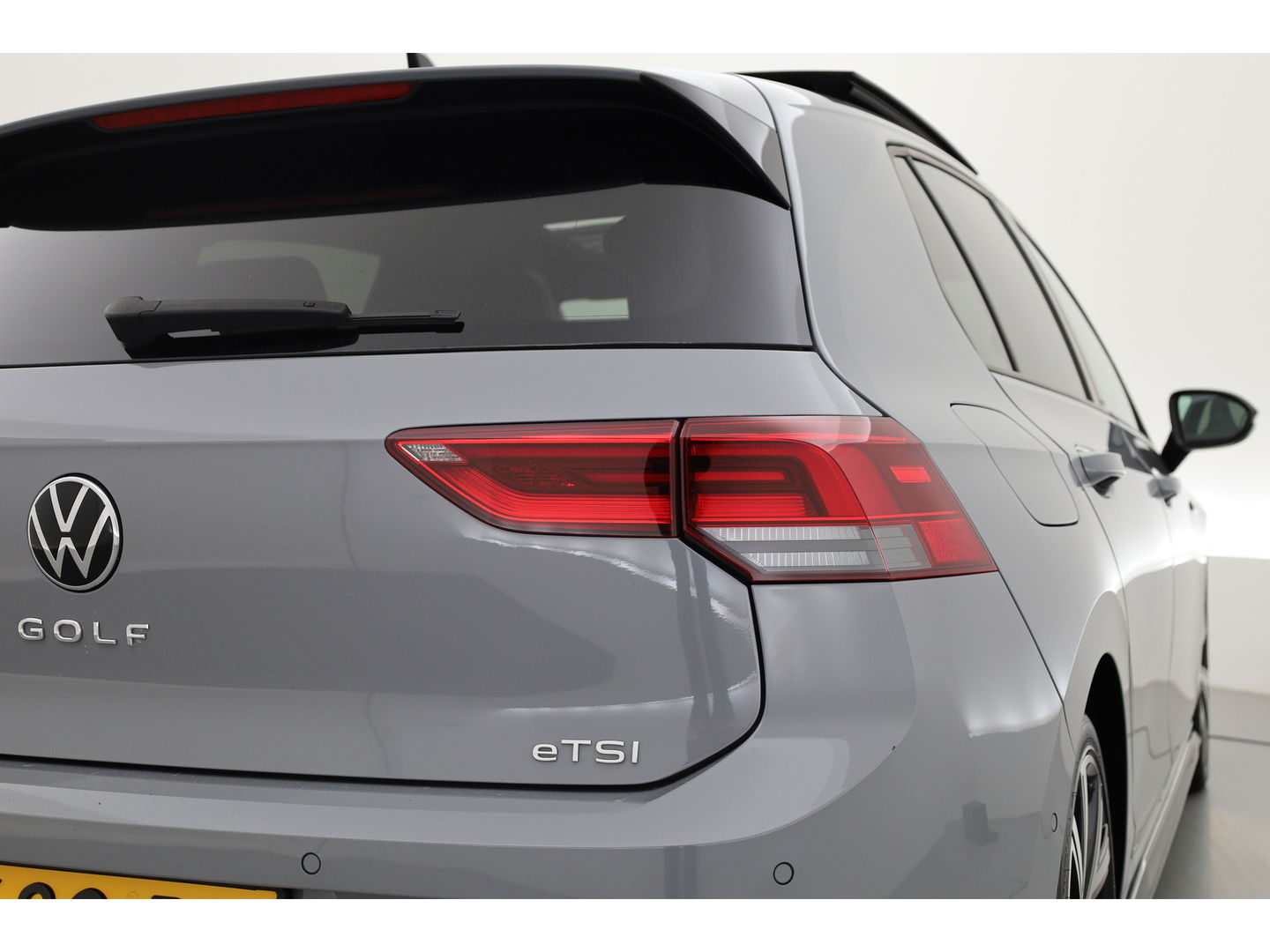 Volkswagen Golf 1.5 eTSI R-Line | Pano | Camera | IQ. Light | Dodehoekdet. | Carplay & Android Auto | Keyless