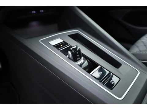 Volkswagen Golf 1.5 eTSI R-Line | Pano | Camera | IQ. Light | Dodehoekdet. | Carplay & Android Auto | Keyless