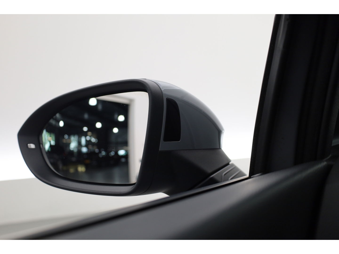 Volkswagen Golf 1.5 eTSI R-Line | Pano | Camera | IQ. Light | Dodehoekdet. | Carplay & Android Auto | Keyless