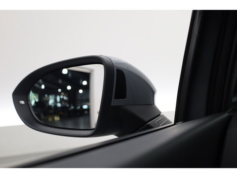 Volkswagen Golf 1.5 eTSI R-Line | Pano | Camera | IQ. Light | Dodehoekdet. | Carplay & Android Auto | Keyless