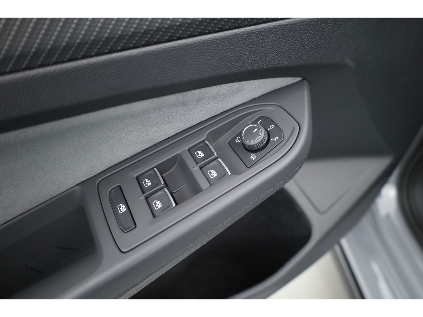 Volkswagen Golf 1.5 eTSI R-Line | Pano | Camera | IQ. Light | Dodehoekdet. | Carplay & Android Auto | Keyless