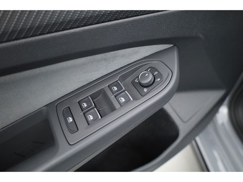Volkswagen Golf 1.5 eTSI R-Line | Pano | Camera | IQ. Light | Dodehoekdet. | Carplay & Android Auto | Keyless