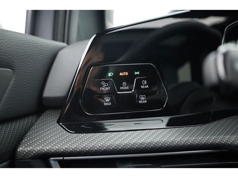 Volkswagen Golf 1.5 eTSI R-Line | Pano | Camera | IQ. Light | Dodehoekdet. | Carplay & Android Auto | Keyless