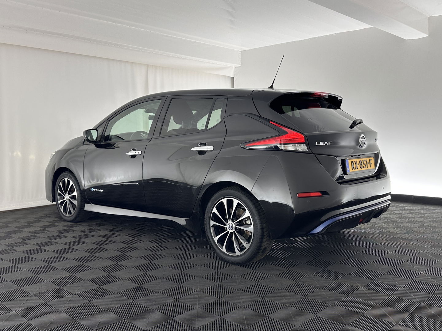 Nissan Leaf 2.ZERO EDITION 40 kWh Aut. *ADAPTIVE-CRUISE | TOP-VIEW | BLIND-SPOT | KEYLESS | DAB+ | LANE-ASSIST | ECC | PDC | COMFORT/HEATED-SEATS | CARPLAY | 17"ALU*
