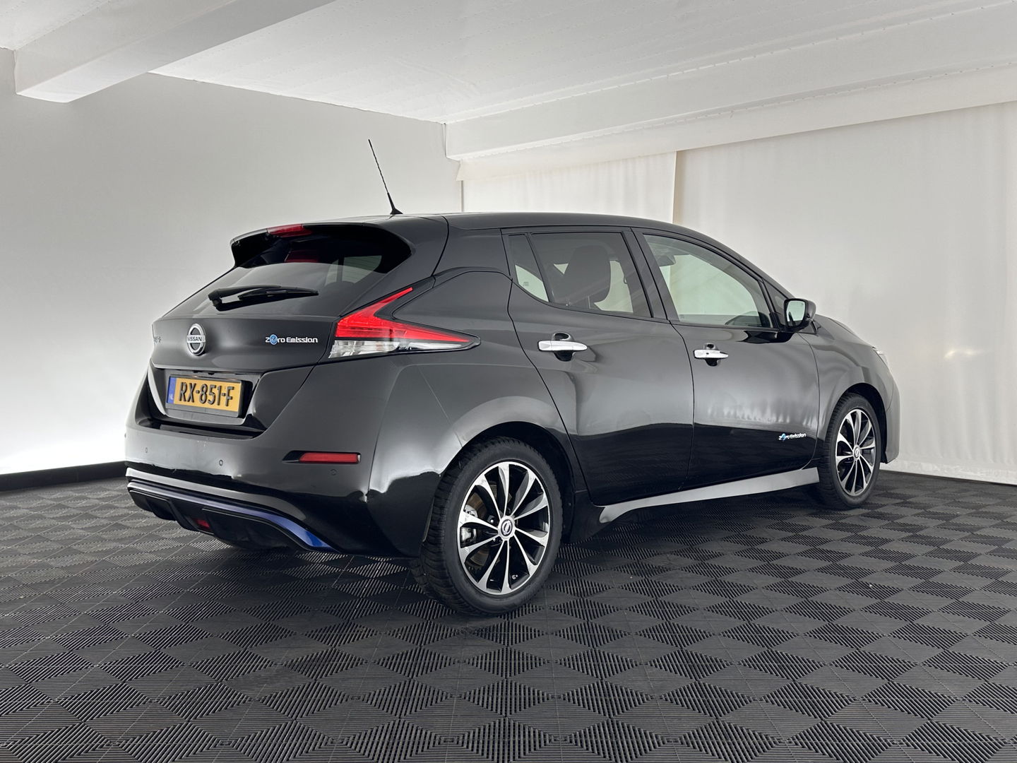 Nissan Leaf 2.ZERO EDITION 40 kWh Aut. *ADAPTIVE-CRUISE | TOP-VIEW | BLIND-SPOT | KEYLESS | DAB+ | LANE-ASSIST | ECC | PDC | COMFORT/HEATED-SEATS | CARPLAY | 17"ALU*