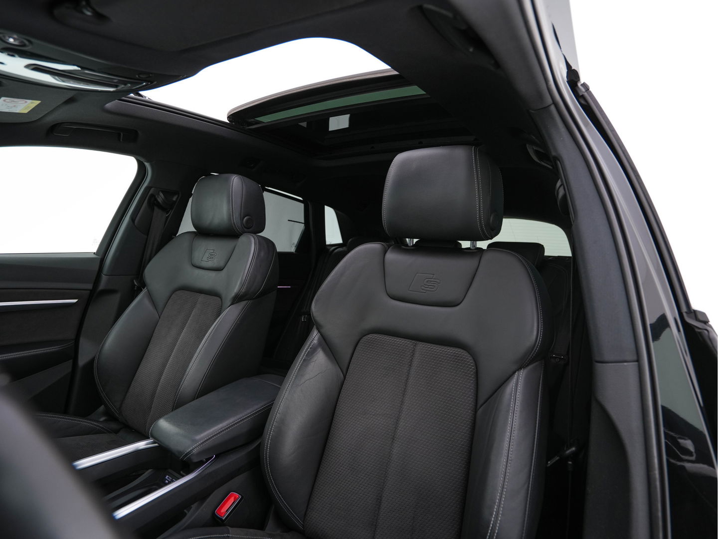 Audi e-tron 55 quattro 95 kWh [ 3-Fase ] (INCL.BTW) *PANO | HEAD-UP | LEATHER-ALCANTARA | FULL-LED | NIGHT-VISION | BANG&OLUFSEN | ADAPTIVE-CRUISE | MEMORY-PACK | BLIND-SPOT | CAMERA | SPORT/HEATED-SEATS | ECC | PDC | 22''ALU | TOWB