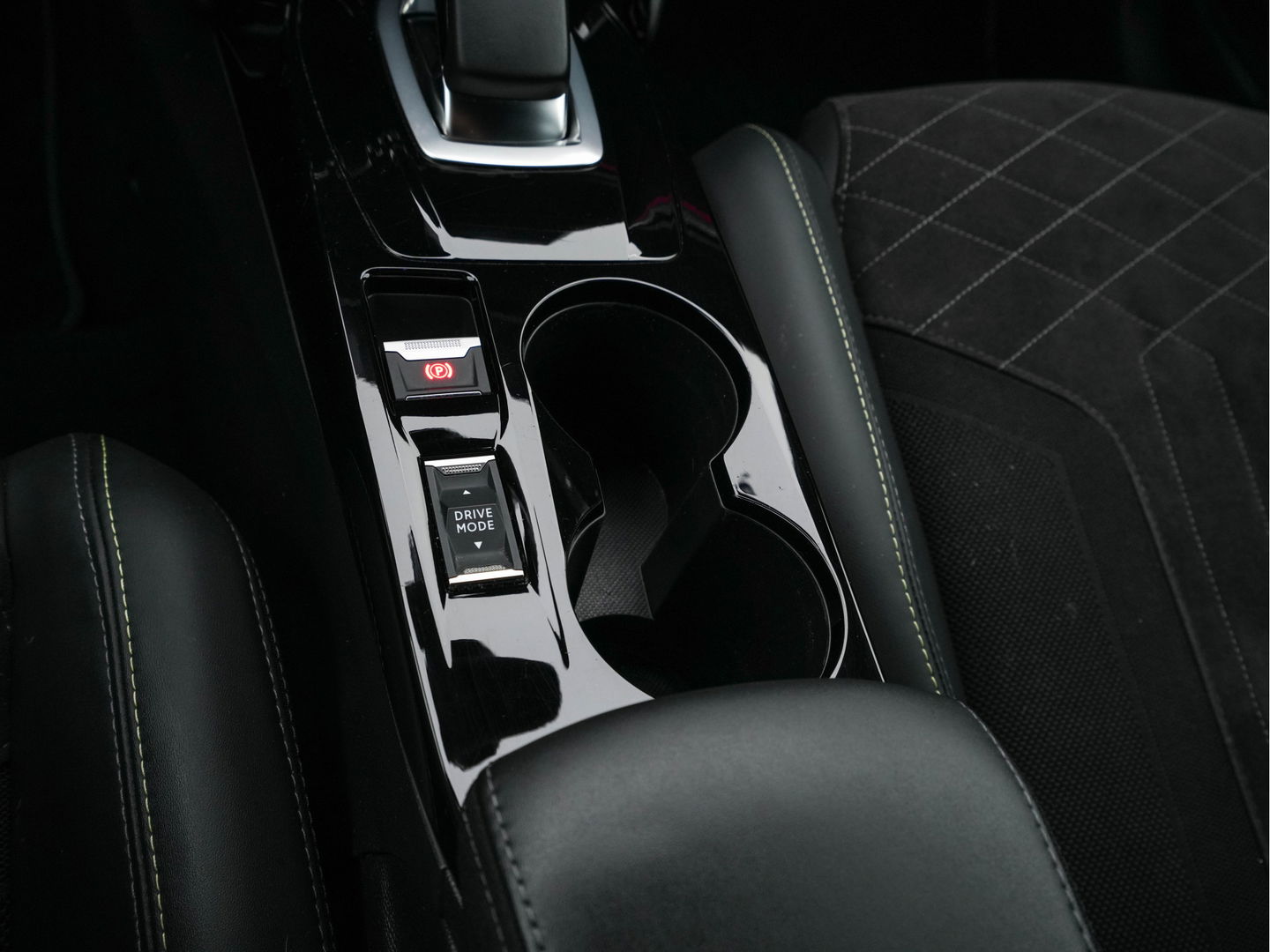 Peugeot e-208 EV GT Pack 50 kWh [ 3-Fase ] (INCL-BTW) *FULL-LED | DIGI-COCKPIT | BLINDSPOT | CAMERA | LEATHER-ALCANTARA | NAVI-FULLMAP | LANE-ASSIST | KEYLESS | DAB | CCS-FASTLOADER | HEATED-SPORTSEATS | AMBIENT-LIGHT | 17"ALU*