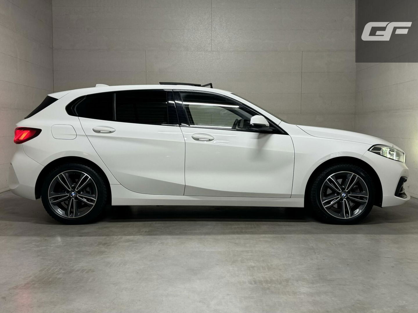 BMW 1 Serie 118i Sport Pano Virtual Carplay Sfeer Cruise NAP