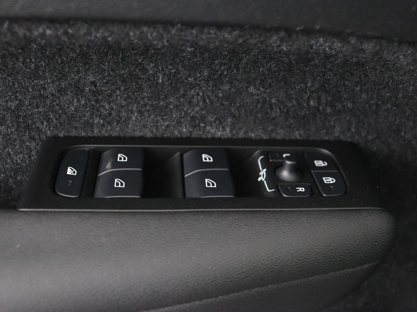 Volvo XC40 P8 AWD R-Design | Leder | Stoel & stuurverwarming | Trekhaak | Camera | Memory | Adaptive cruise | Navigatie | Carplay