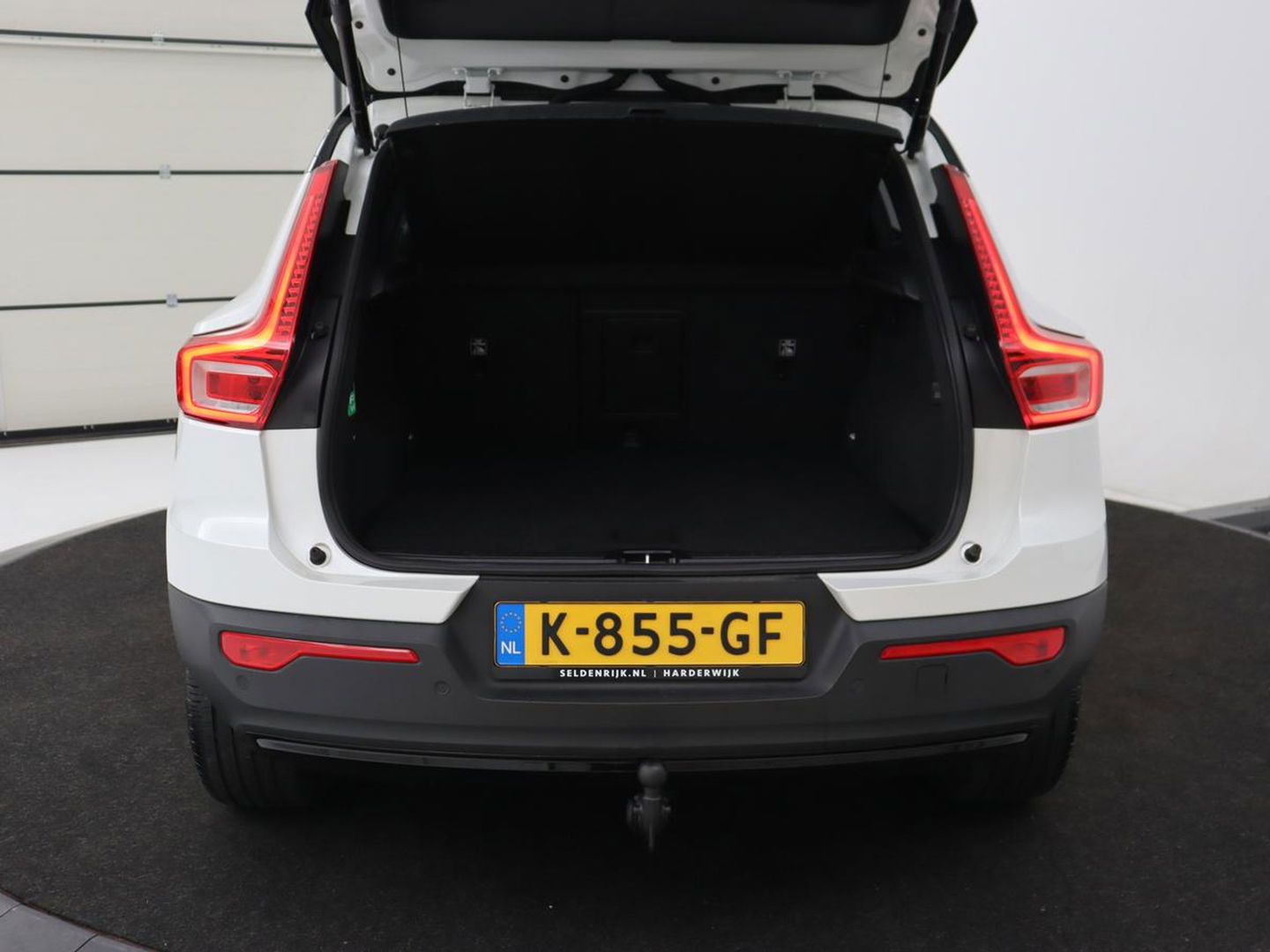 Volvo XC40 P8 AWD R-Design | Leder | Stoel & stuurverwarming | Trekhaak | Camera | Memory | Adaptive cruise | Navigatie | Carplay