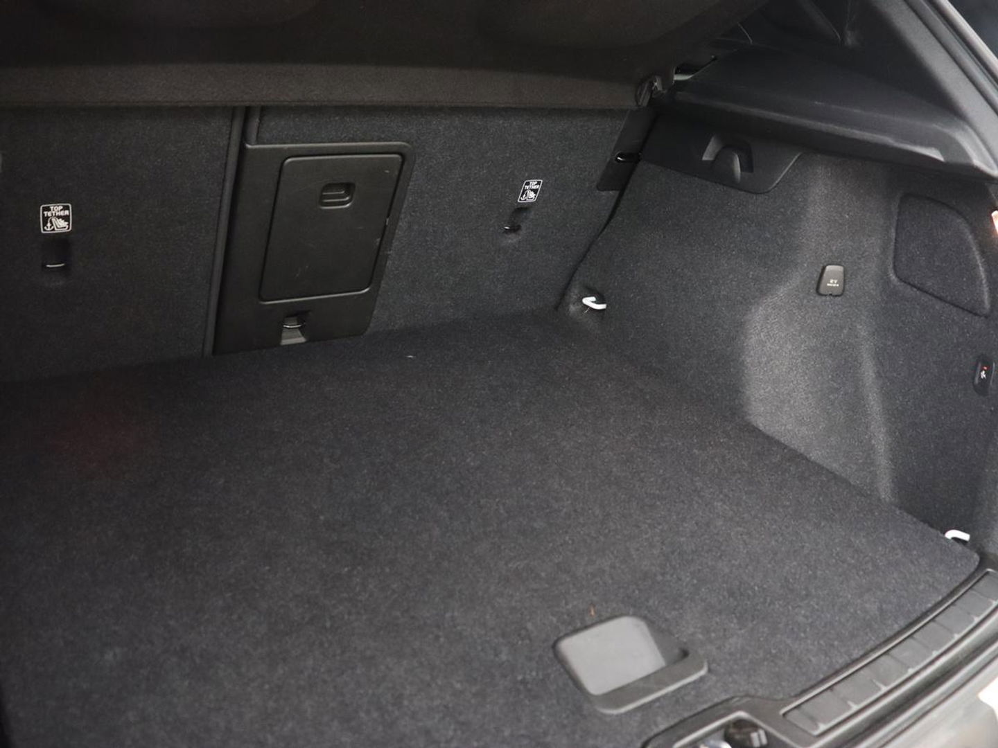 Volvo XC40 P8 AWD R-Design | Leder | Stoel & stuurverwarming | Trekhaak | Camera | Memory | Adaptive cruise | Navigatie | Carplay