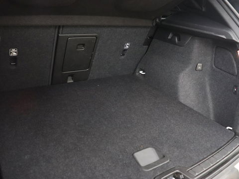 Volvo XC40 P8 AWD R-Design | Leder | Stoel & stuurverwarming | Trekhaak | Camera | Memory | Adaptive cruise | Navigatie | Carplay