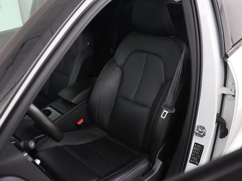 Volvo XC40 P8 AWD R-Design | Leder | Stoel & stuurverwarming | Trekhaak | Camera | Memory | Adaptive cruise | Navigatie | Carplay