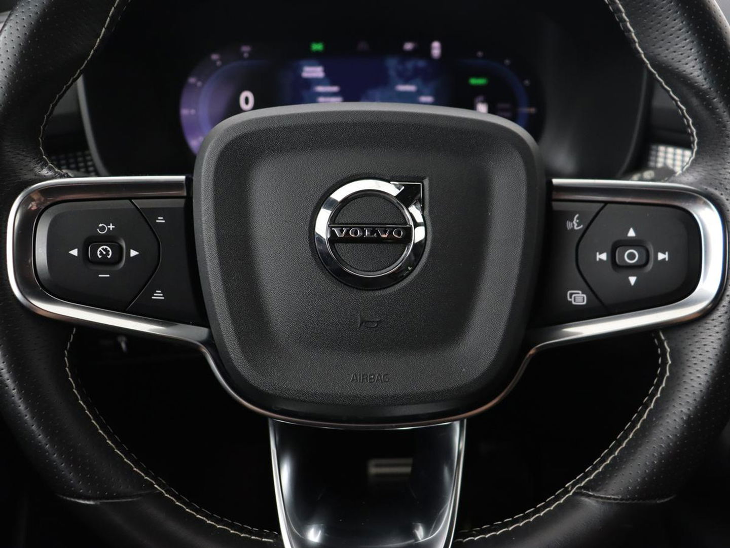 Volvo XC40 P8 AWD R-Design | Leder | Stoel & stuurverwarming | Trekhaak | Camera | Memory | Adaptive cruise | Navigatie | Carplay
