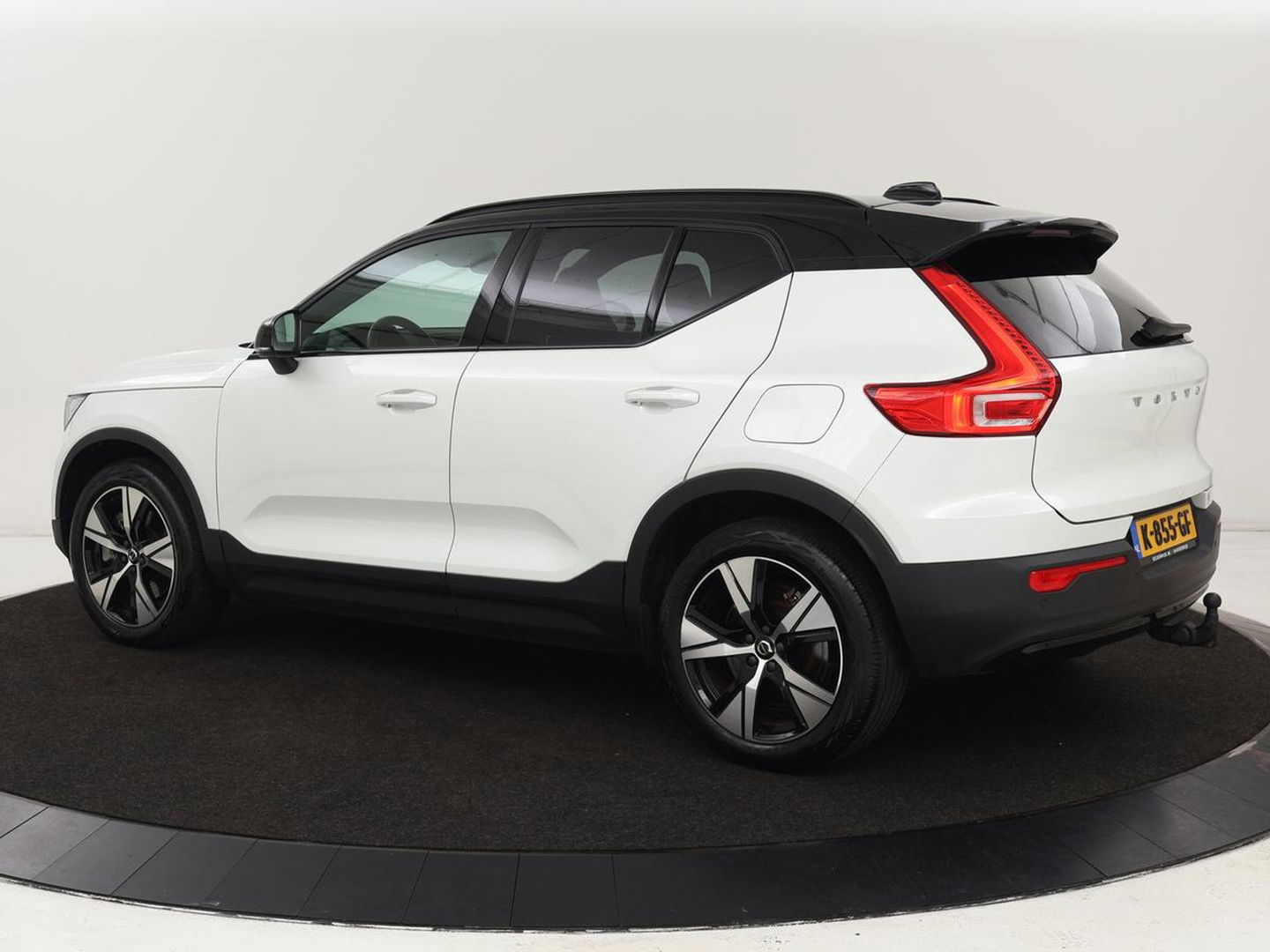 Volvo XC40 P8 AWD R-Design | Leder | Stoel & stuurverwarming | Trekhaak | Camera | Memory | Adaptive cruise | Navigatie | Carplay