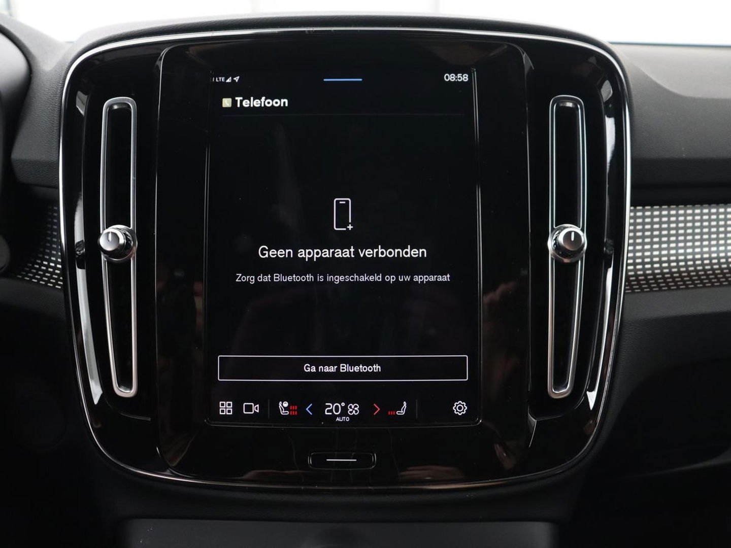 Volvo XC40 P8 AWD R-Design | Leder | Stoel & stuurverwarming | Trekhaak | Camera | Memory | Adaptive cruise | Navigatie | Carplay