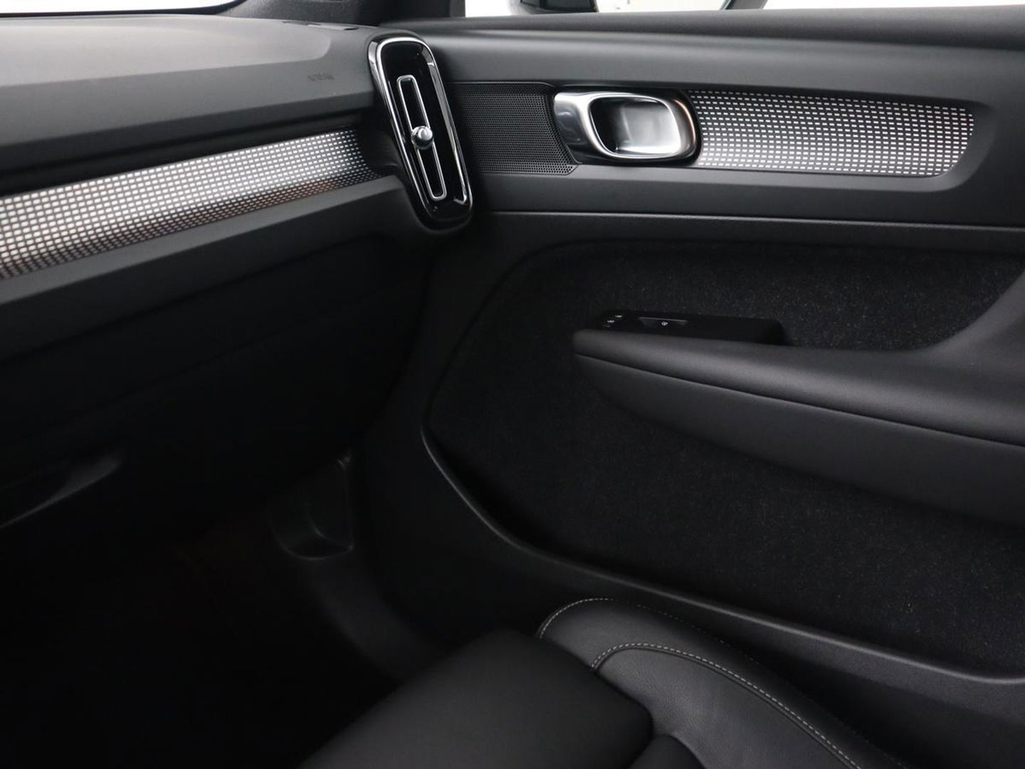 Volvo XC40 P8 AWD R-Design | Leder | Stoel & stuurverwarming | Trekhaak | Camera | Memory | Adaptive cruise | Navigatie | Carplay