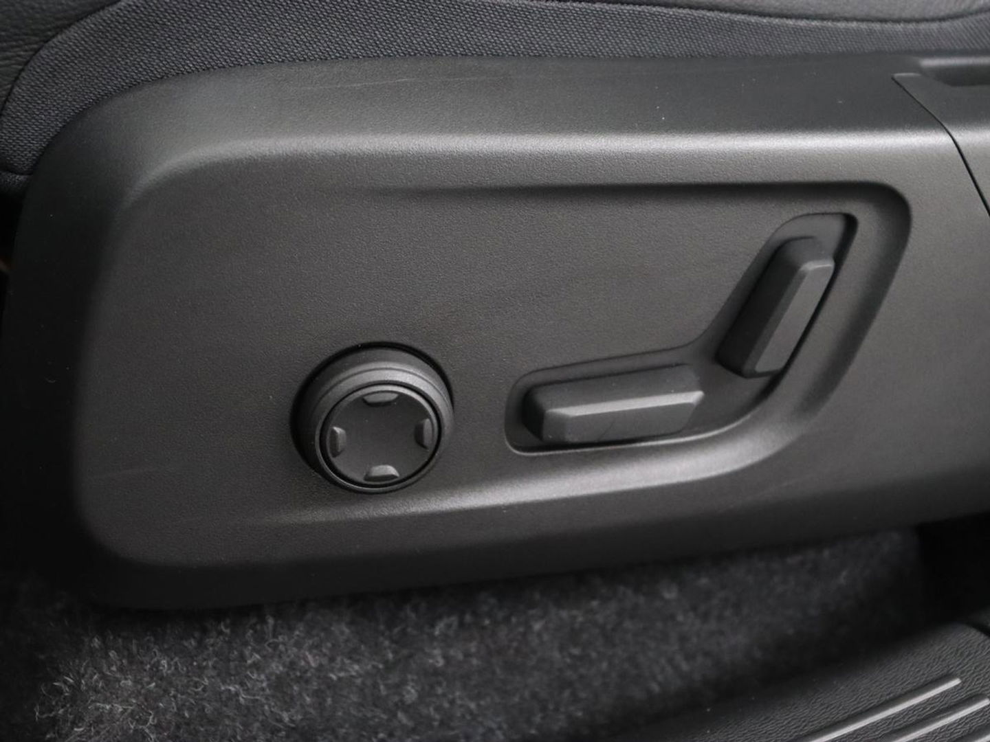 Volvo XC40 P8 AWD R-Design | Leder | Stoel & stuurverwarming | Trekhaak | Camera | Memory | Adaptive cruise | Navigatie | Carplay
